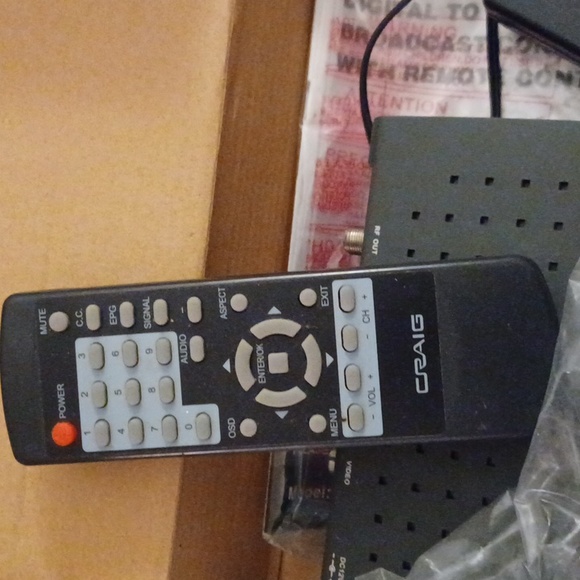 Digital to analog broadcast converter with remote control. - Picture 4 of 4